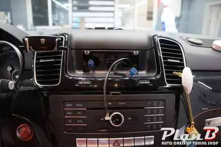 [제주 썬팅] 벤츠 GLE 350d 레인보우 v70과 셋탑네비 터치불량으로 인한 패널교체~!! / 제주 시공 사진