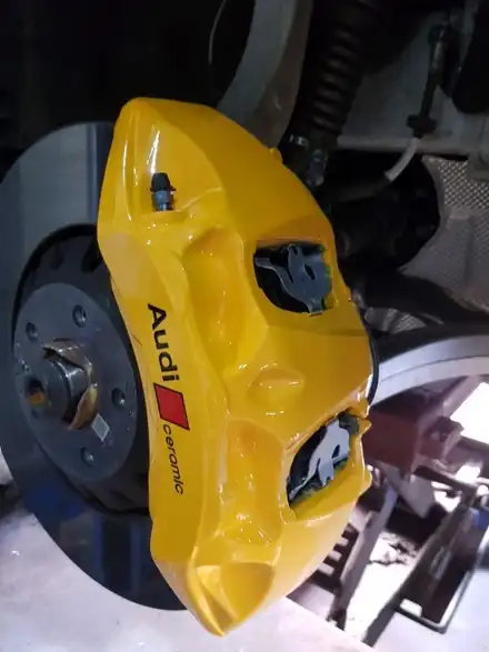 아우디 Q8 캘리퍼 도색. 옐로우 캘리퍼로 컬러 포인트. 시공 사진