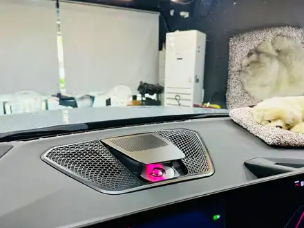 BMW i4 업다운 센터스피커. 시공 사진