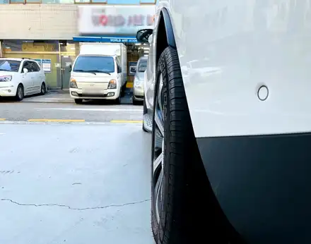 벤츠 EQC 사이드스텝. 편안한 승하차를 위한 보조발판 시공. 시공 사진