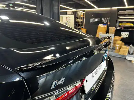 BMW i4 블랙팩 프론트립 + 스포일러. 시공 사진