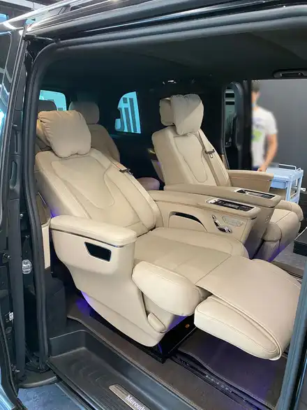 벤츠 W447 V클래스 V250d V300d 매트릭스 순정 항공시트. 편안함은 기본, 똑똑한 기능까지. 시공 사진