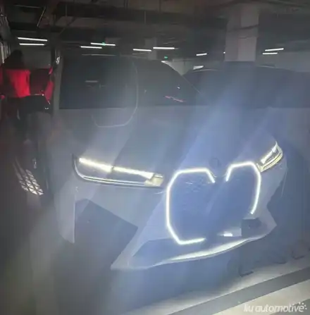 BMW iX 아이코닉글로우 그릴. 시공 사진
