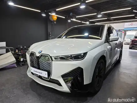 BMW IX 아이코닉글로우 그릴. 시공 사진