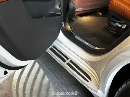 BMW X7 순정형 퍼포먼스 전동 사이드스텝. / 서울 서초 시공 사진