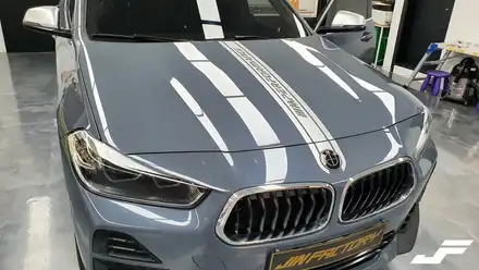 BMW X2 본넷 포인트데칼 [#화성랩핑#오산랩핑#동탄랩핑#수원랩핑#진팩토리#BMWX2#BMW포인트데칼] / 화성 남여울 시공 사진