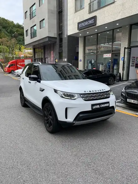 랜드로버 디스커버리 5 에이버리 유광 화이트 전체랩핑  / 서울 중랑구 시공 사진