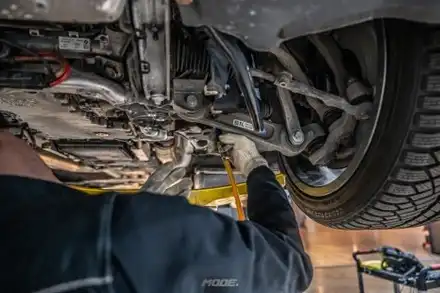 분당 브레이크 오일교환 BMW M760Li 메인터넌스 브레이크는 잡히는데, 왜 밀릴까? / 성남시 분당구 서현동 시공 사진