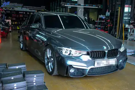 [BMW F30 3시리즈] M4 스타일 카본 리어 스포일러 장착 드레스업 / 부산 기장군 시공 사진