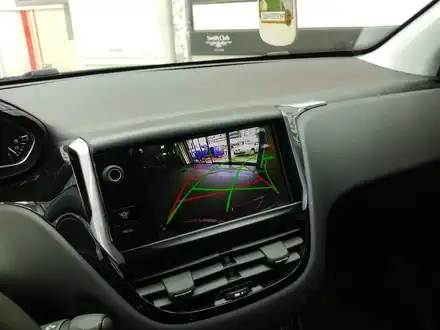 PEUGEOT 208 핸들연동에 따라 주차라인이 움직이는 후방카메라 장착. / 서초구 서초동 시공 사진