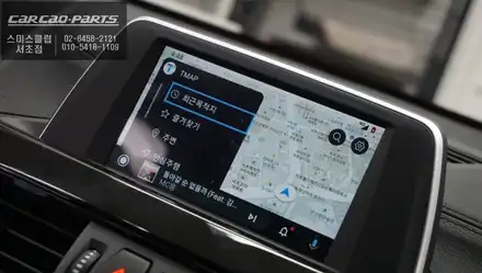 BMW X2차량 순정 6.5인치 모니터와 스마트폰 연동! 티맵, 카카오맵을 음성과 조그다이얼로 제어되는 카플레이 매립. / 서울 서초, 반포, 강남 시공 사진
