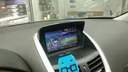 PEUGEOT207차량에 파인드라이브 iQ BLACK 3 아틀란3D맵 네비매립과 솔리드350 블랙박스 장착. / 서초구 서초동 시공 사진