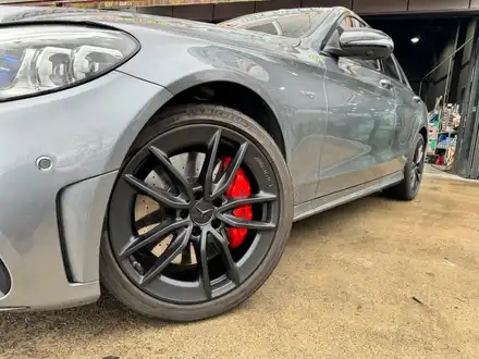 벤츠 C43 AMG 19인치 순정휠 ⇨ 매트블랙으로 휠복원&캘리퍼 도색(레드색상) 전주휠타이어,인치업튜닝,브레이크튜닝 군산대전휠복원,광주휠복원 / 전주 시공 사진