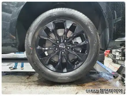 [전주휠복원 첨단타이어] 기아 신형 K8 17인치 순정휠-> 블랙유광 휠복원/휠도색, / 전주 시공 사진