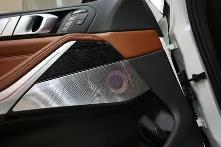BMW X7 풀 세팅! 회오리 앰비언트 커버, AVI 스피커 그리고 무스웨이 카오디오 / 부산 금정 시공 사진