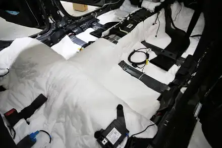 벤츠 e클래스 220d 엔진음과 하부 소음에 벗어나는 방법은요? / 부산 금정 시공 사진