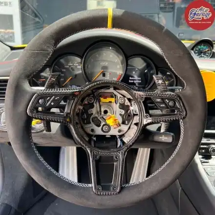 [올인게러지] 포르쉐 911 GT3  포르쉐 알칸트라핸들 교체 + 카본트림 / 서울 용산 중구 시공 사진