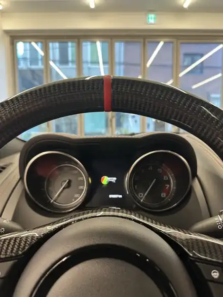 [올인게러지] 재규어 F-TYPE 5.0 15년식 레드색상의 카본D컷 뼈대 교체로 밋밋한 순정 핸들은 안녕 / 서울 용산 도원동 시공 사진