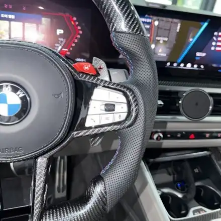 BMW G06 페리 X6M 정품 M카본핸들 D컷 교체시공 순정옵션 연동활성화 / 서울 용산 도원동 시공 사진