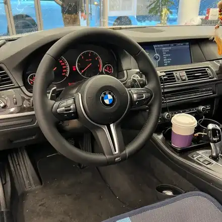 BMW 5시리즈 F10 520D M디자인 M핸들로 교체 / BMW / 5시리즈 (F10) / 서울 용산 중구 시공 사진