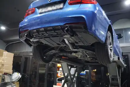 BMW F30 320D 배기 튜닝 335i 스타일 카본 디퓨져 이식 , 순정형 듀얼 배기 카본 머플러 팁 장착 / 서울 동작 시공 사진