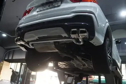 BMW F26 X4배기튜닝 멋스러운 뒤태 디자인 완성 구조변경 필요없는 순정형 듀얼배기 AMG스타일 사각 머플러 팁 장착 / 서울 동작 시공 사진