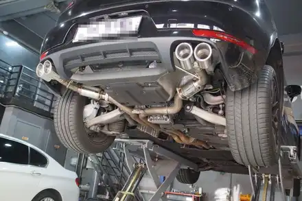 포르쉐 마칸 GTS 배기튜닝 완벽한 퍼포먼스를 자랑하는 커스텀 엔드 듀얼 실버 머플러 팁 장착 / 서울 동작 시공 사진
