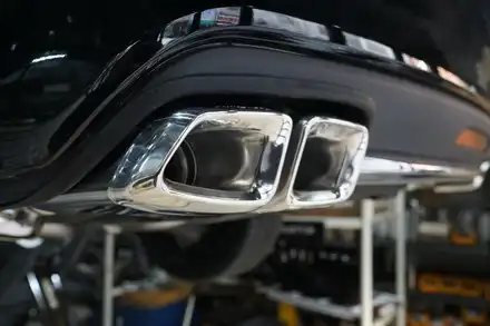 벤츠 W218 CLS400 배기튜닝 사운드의 풍성함과 온/오프 가능한 편리함까지 가변배기 커스텀 중통 엔드 AMG 스타일 사각 머플러 팁 장착 / 서울 동작 시공 사진