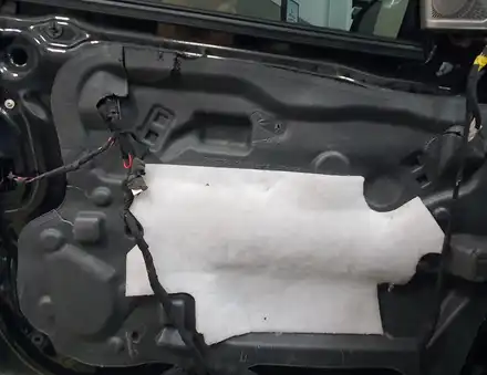 자동차 고속주행 소음!! 풍절음, 잡소리, 바람소리는 어떻게 없애지? BMW 5시리즈 F바디 528I F10 본넷,도어트림 방진 방음 방풍 흡음 시공!! 서울 광진구 카디자인 입고 / 광진구, 성수, 송파, 동대문 시공 사진