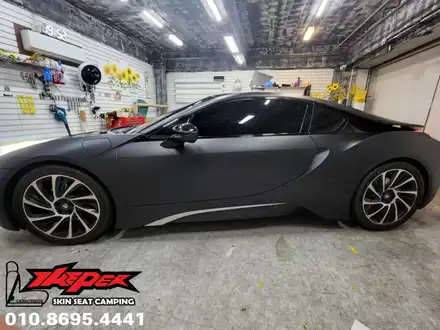 BMW I8 무광블랙 전체랩핑 / 블루 포인트랩핑 / 카스킨 / 카인테리어 / 카시트 / 카커스텀 전문 더퍼 THEPER / 중랑구, 동대문, 광진구, 성동구 시공 사진