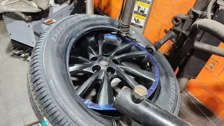 대방동 기아 카니발(235/55R19)-강력하고 뛰어난 내구성과 긴 마일리지까지 자랑하는 SUV고성능 사계절용타이어 브리지스톤 듀얼러 H/L400 / 서울 구로, 양천, 동작, 관악, 영등포, 부천, 안양 시공 사진
