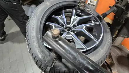 천왕동 BMW I5 (245/45R19)-전기차 고유의 특징과 성능을 유지해주면서 겨울철 안전까지 보장해주는 금호 윈터크래프트 WP72! (with 윈터타이어 가격표) / 서울 구로, 양천, 동작, 관악, 영등포, 부천, 안양 시공 사진