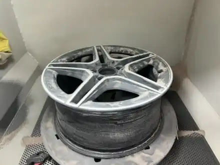 [벤츠 A클래스 A35 AMG 순정 18인치 휠 유광에서 무광으로 변경 경기광주 휠도색 휠복원 휠교체 타이어 휠사무소] 분당 용인 성남 하남 수원 / 경기광주 문형동 시공 사진