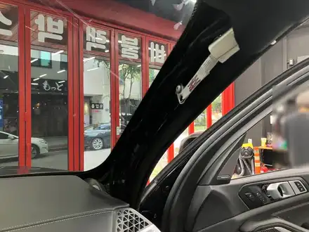 에스튠(아이나비 수원광교점) - BMW X7__아이나비 퀀텀4,커넥티드,케어셀15A 보조배터리 장착 / 경기 수원 영통 시공 사진