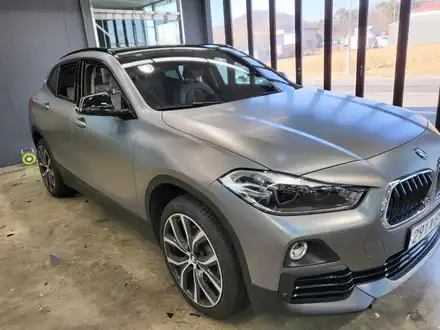 용인랩핑 !! BMW X2 사틴 사이키 델릭 전체랩핑 시공+루프랙 윈도우 크롬 죽이기 시공!! 랩 401 (홀로그램 랩핑) / 용인, 광교, 성남 시공 사진