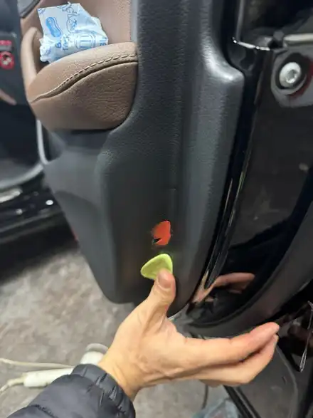 벤츠 E350 보조석 안전벨트에 찍힌 도어트림 복원 용인 자동차실내복원 전문 / 경기 화성 시공 사진