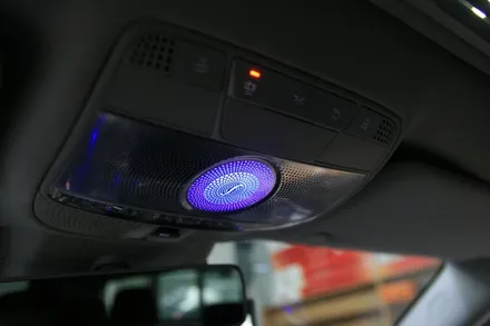 울산 벤츠 엠비언트 , 벤츠 E클래스 W213 천장 부메스터 스피커 및 LED 커버 [  루시드커스텀 ]