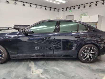 BMW 520i(G60) 8세대 카본블랙 솔라가드 퀀텀 농도 컬러감 반사필름의 정석!