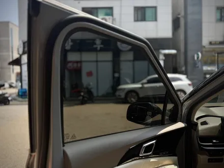 기아 카니발 아이보리 실버에 솔라가드 제니스ir 시공! 가족을 위한 최상위 등급 썬팅 필름 선택-!