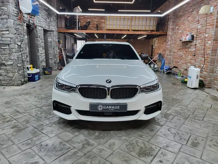 여름이 실감나는 변화를 원한다면 BMW 520D 사틴 웨이브 블루 전체랩핑과 커스텀파츠 (용인, 동탄) / 경기 화성