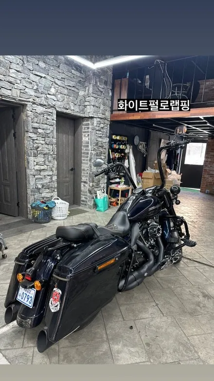 오산랩핑 할리데이비슨 로드킹 블랙에서 깨끗한 화이트로 랩핑작업하기 기변병 / 경기 화성