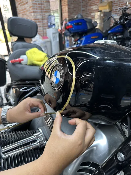 [용인,수원] 블랙 BMW R18에 금색으로 데칼 라인랩핑 포인트 얹어주기 / 경기 화성