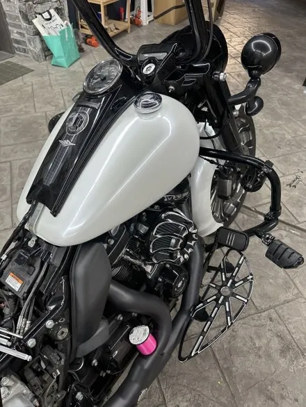 오산랩핑 할리데이비슨 로드킹 블랙에서 깨끗한 화이트로 랩핑작업하기 기변병 / 경기 화성