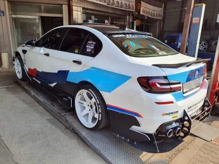 BMW M5 흰색 색상으로 캘리퍼 우레탄 도색. 안성 공도 / 안성, 평택, 오산