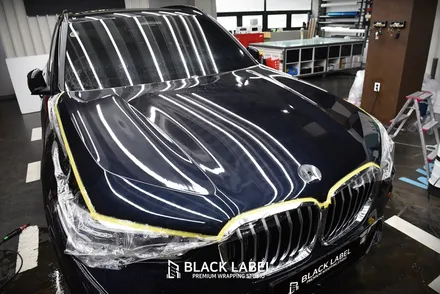 2022 BMW X5 40i 카본블랙 : KF-21 최상급 PPF 본넷 & 도어스텝 시공. 윈도우몰딩과 루프랙 크롬죽이기 랩핑 시공했어요. 하남PPF, 하남랩핑 시공전문 블랙라벨 / 하남 초일동