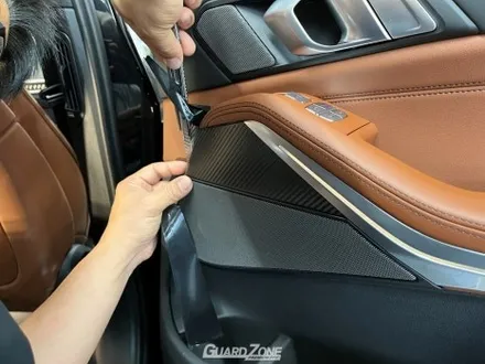 BMW X7 실내랩핑, 하이그로시 파츠들을 카본 패턴으로 연출. 위례 자동차 랩핑 전문 가드존