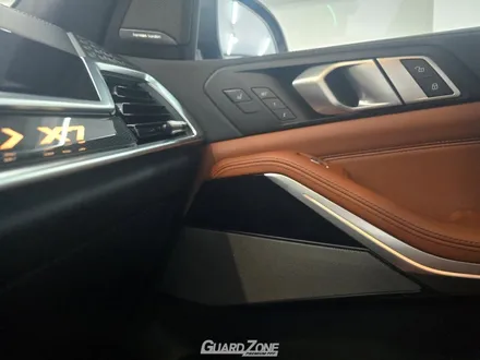 BMW X7 실내랩핑, 하이그로시 파츠들을 카본 패턴으로 연출. 위례 자동차 랩핑 전문 가드존