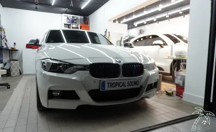 BMW 3시리즈 15in 안드로이드 올인원과 앰비언트 스피커 튜닝으로 나만의 자동차 가질 수 있습니다