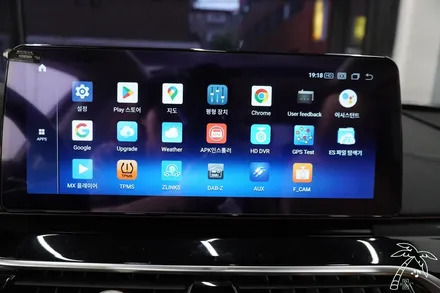 BMW G30 카오디오 튜닝 안드로이드 올인원 설치로 유튜브 넷플릭스 보기! 순정 모니터와 차이점을 알아보고 크리스탈 기어봉 드레스업 튜닝까지 가능합니다