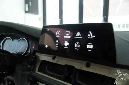 BMW 5시리즈 안드로이드오토 설치와 회오리 앰비언트 스피커 커버 교체로 드레스업 튜닝까지 중고차 구매 시 2가지 필수 업그레이드 소개